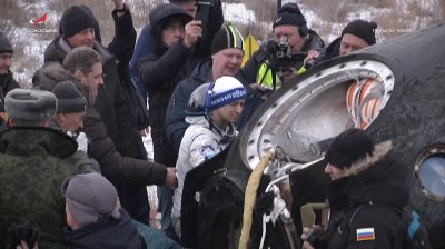 У дома: От Космоса се завърнаха един американец и двама руснаци