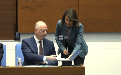 ПП-ДБ връчи "папка с оставка" на Желязков - премиерът я прибра без да я подпише