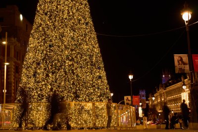 Мадрид грее в празнична украса