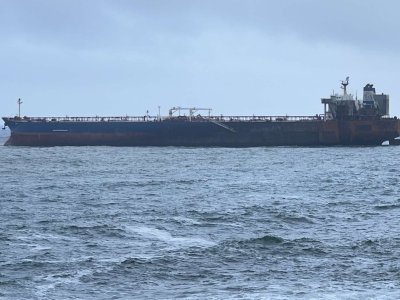 Евакуират още четирима моряци от танкера "Кайрос", изследват водата за замърсяване