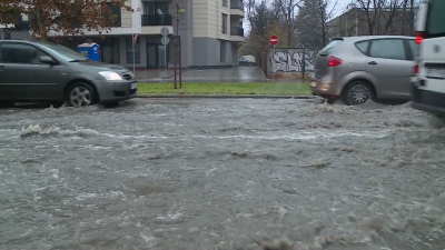 Възстановено е движението по бул. "Стамболийски" в Пловдив, след като по-рано днес остана под вода