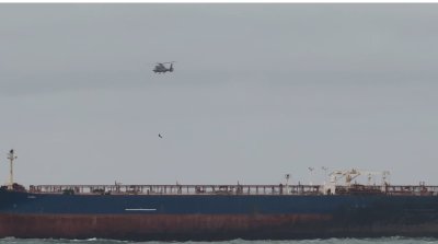 Вертолет "Пантер" достави храна на екипажа на танкера “Кайрос”, блокиран край Ахтопол (СНИМКИ)