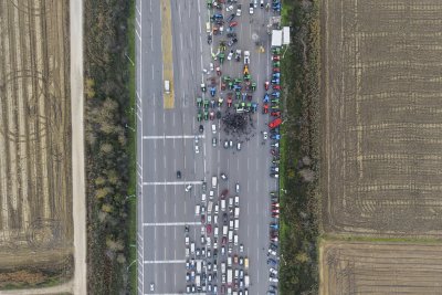 Because of protests by Greek farmers: The lorry queue at the Kulata crossing is nearly 10 km long