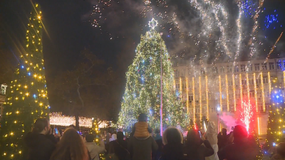 Варна грейна в коледни светлини
