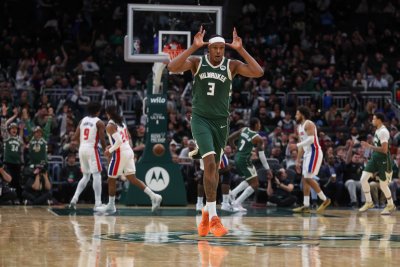 Милуоки нанесе нова загуба на Детройт, Янис Адетокунбо игра едва три минути