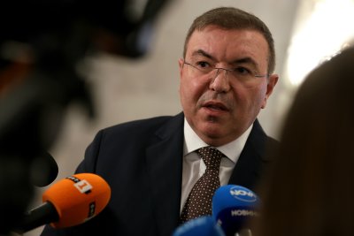 Осигурени са средства за възнагражденията на специалистите по здравни грижи и медицинските сестри