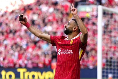 Мохамед Салах тренира самостоятелно във фитнеса на базата на Ливърпул