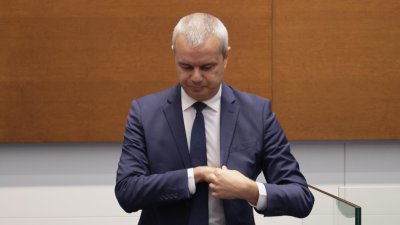 "Възраждане" внесе в НС предложение за отлагане на присъединяването ни към еврозоната с 1 година