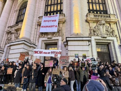 Студенти от НАТФИЗ блокираха ул. "Раковски" в знак на протест срещу правителството