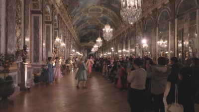 Музиканти танцьори и певци пресъздават Коледа във Версай В двореца