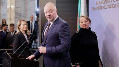 Политически лабиринт и ходове след оставката - коментар на народните избраници