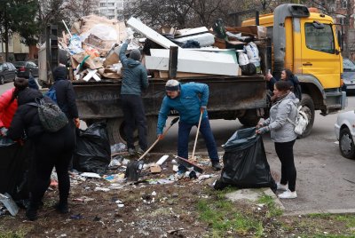 Кризата с боклука: Доброволци помагат в почистването на столичния район "Люлин"