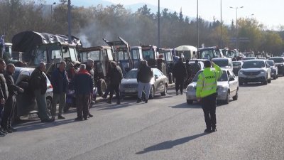 Протестите в Гърция: Фермери отново затвориха пункта „Кулата – Промахон“ заради забавени плащания