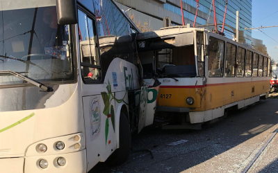 Катастрофа между автобус и трамвай е станала на бул Ситняково