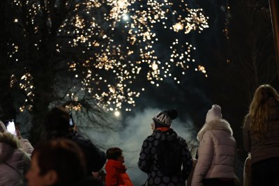 С празнична програма, групово спускане и заря Банско постави начало на зимния сезон