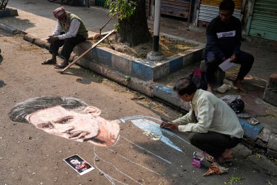 Разочаровани индийски фенове хвърлят счупени седалки и бутилки по терена след визитата на Меси на стадион „Солт Лейк“ в Калкута