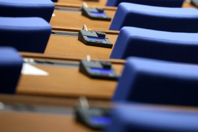 "Възраждане" внесе в НС предложение за отлагане на присъединяването ни към еврозоната с 1 година