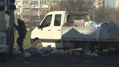 "Тук ще бъде сметище" или защо изхвърлят отпадъци на полянка пред блок