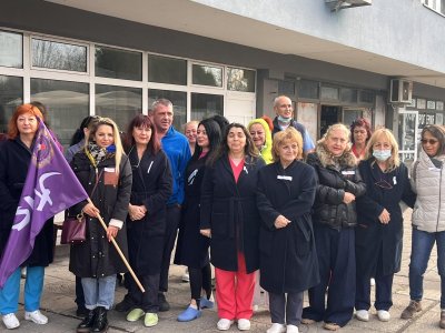 Здравни специалисти напуснаха за час работните си места в Бургас в знак на протест