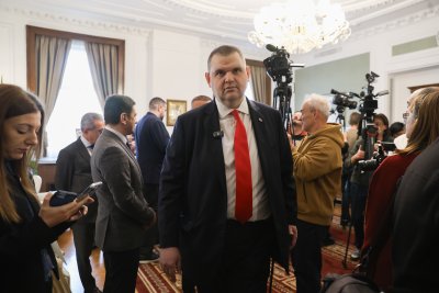 Делян Пеевски представи "Музей на сглобката" в кабинета си (СНИМКИ)