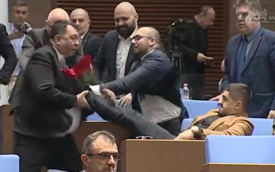 Депутатите излязоха в почивка след юмручна схватка