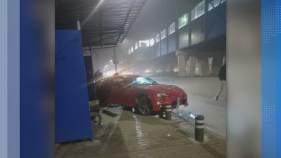 Кола се вряза в автобусна спирка на бул Ломско шосе