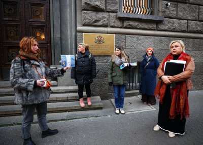 Протест пред парламента срещу промените в Семейния кодекс