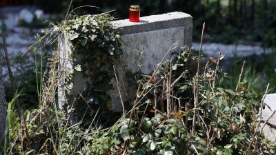 Заради повреждане и унищожаване на 215 надгробни плочи Софийският районен