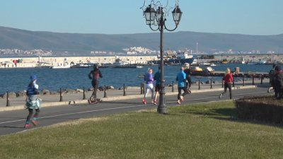 Коледен полумаратон в Несебър: Един от участниците ще тича на заден ход