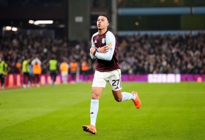 Астън Вила спечели домакинството си на Манчестър Юнайтед с голове на Морган Роджърс