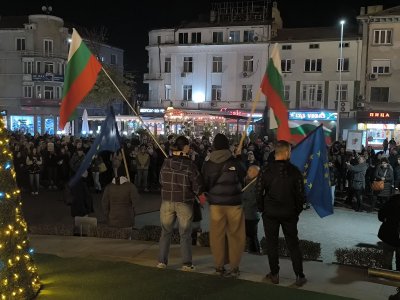 Варненци организирани от ПП ДБ излязоха на протестно шествие тази