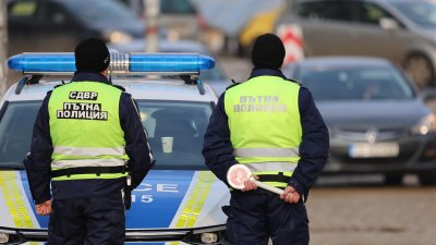 Контрол на пътя: Допълнителни екипи на "Пътна полиция" ще следят трафика през празничните дни