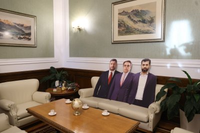 Делян Пеевски представи "Музей на сглобката" в кабинета си (СНИМКИ)