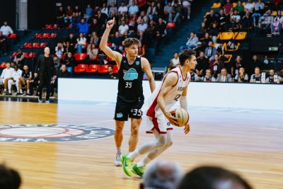 Борислав Младенов поведе Виена Баскет към убедителна победа