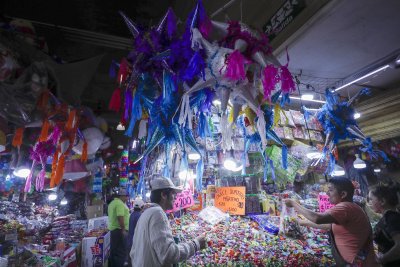 Мексико Сити също е обхванат от празнично настроение Коледното осветление