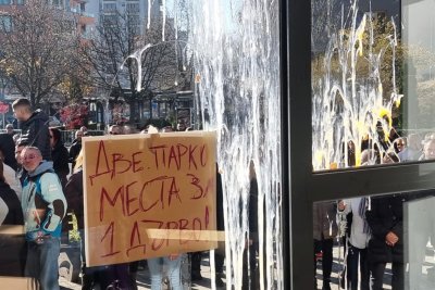 Яйца полетяха към Общинския съвет в Несебър: Жители на протест срещу скок на данък "сгради"