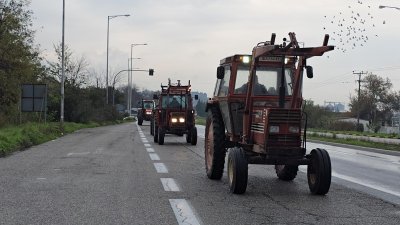 С нови блокади протестиращите гръцки земеделци продължават действията си в