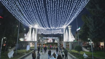 Коледният дух завладя и Шумен За пръви път искрящи цветни