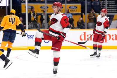 Пета поредна победа за Каролина в НХЛ