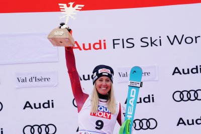 Корнелия Хютер спечели спускането във Вал Д'Изер