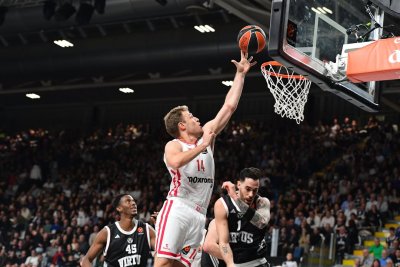 Подобаващо завръщане за Везенков при драматичен успех на Олимпиакос в Евролигата (ВИДЕО)