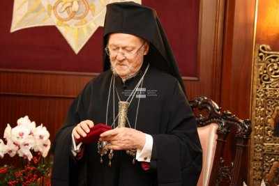 След като бе посрещнат от Вселенския патриарх Вартоломей в Тронната