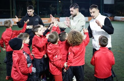 Играчите на ЦСКА донесоха празнично настроение на набор 2018 и 2019