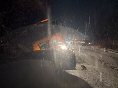 Аварирал снегорин затруднява движението на изхода на Монтана