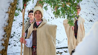 Коледари наричат за здраве и берекет в етнографския музей на