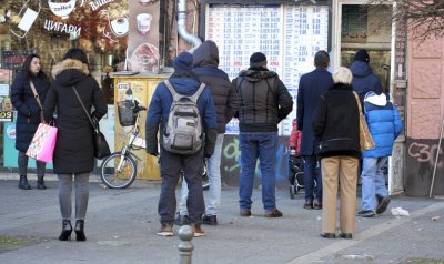 Дълги опашки пред банките и чейндж бюрата в страната часове
