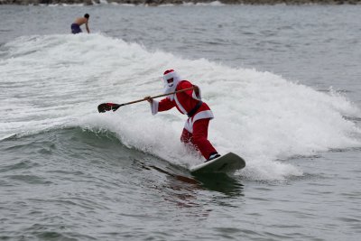Стотици се включиха в леденото къпане на Коледа