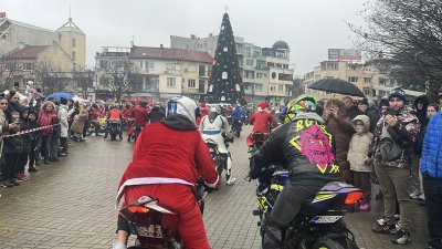 "Мото Коледа - да дарим усмивки" завладя Казанлък
