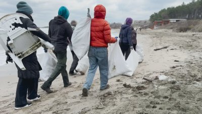 Доброволци с коледни костюми почистват плажовете на Южното Черноморие