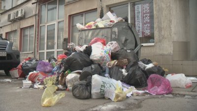Силният вятър разпиля неприбрания боклук по улиците и междублоковите пространства